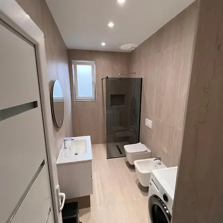 Aron Apartman *