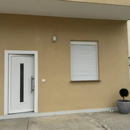 Aron Apartman *